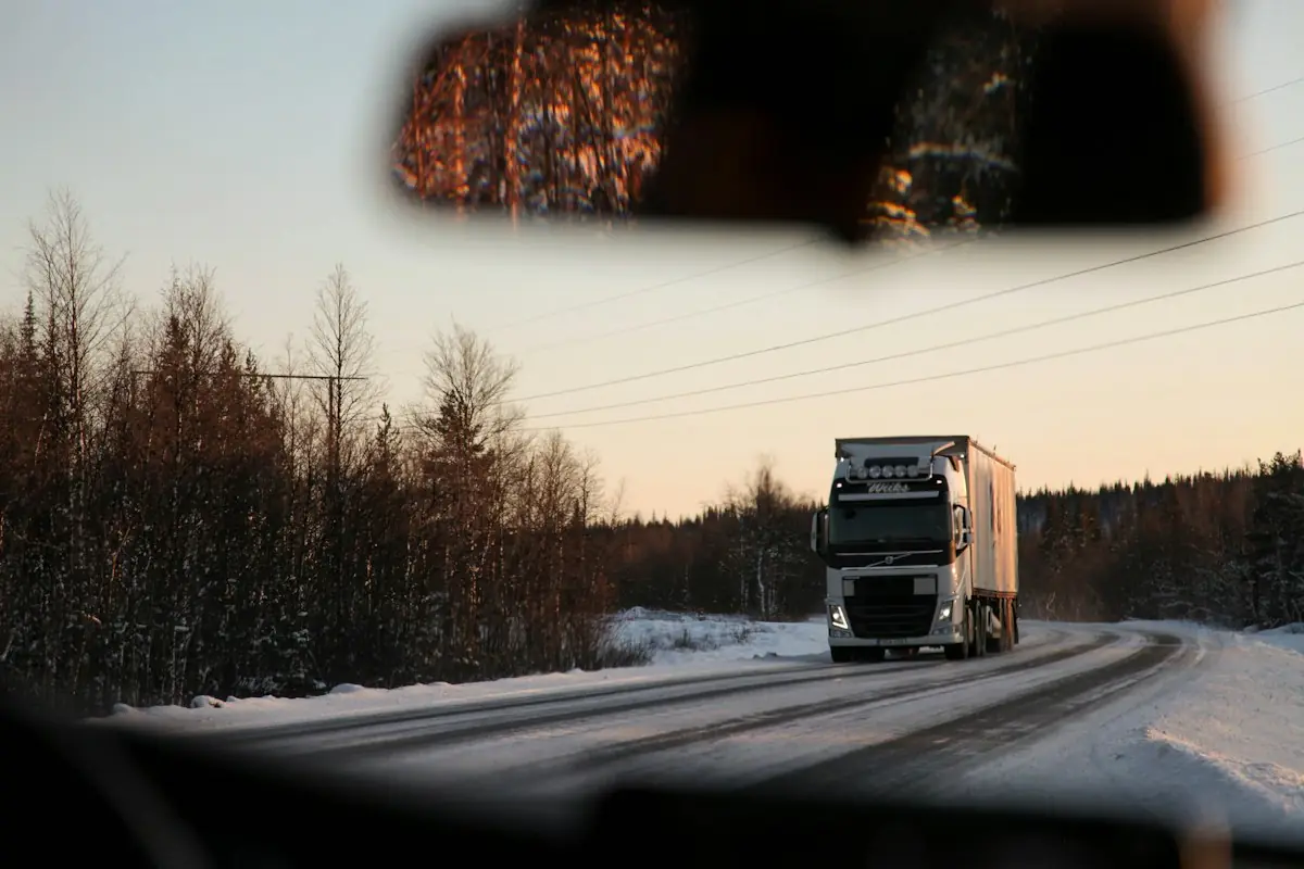 Lkw auf einer Landstraße, gesehen im Rückspiegel