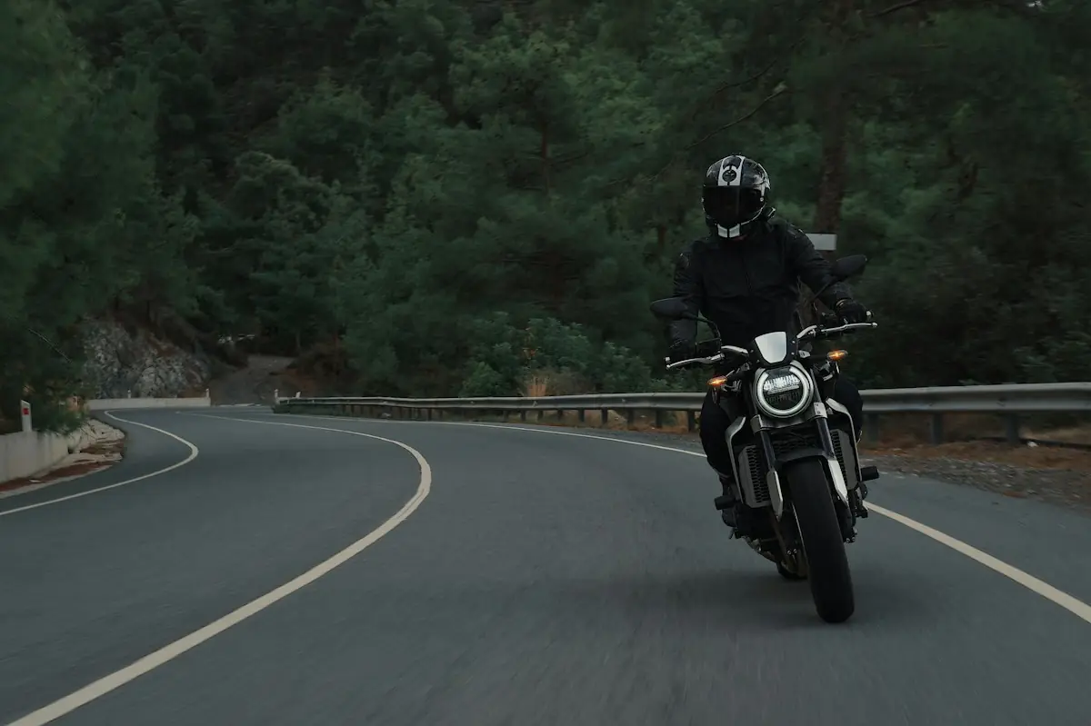 Motorradfahrer in einer Kurve