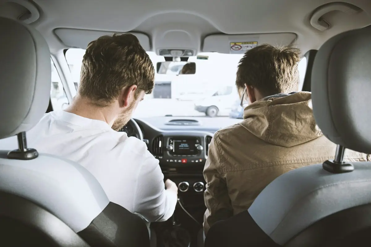 Fahrlehrer und Fahrschüler im Auto
